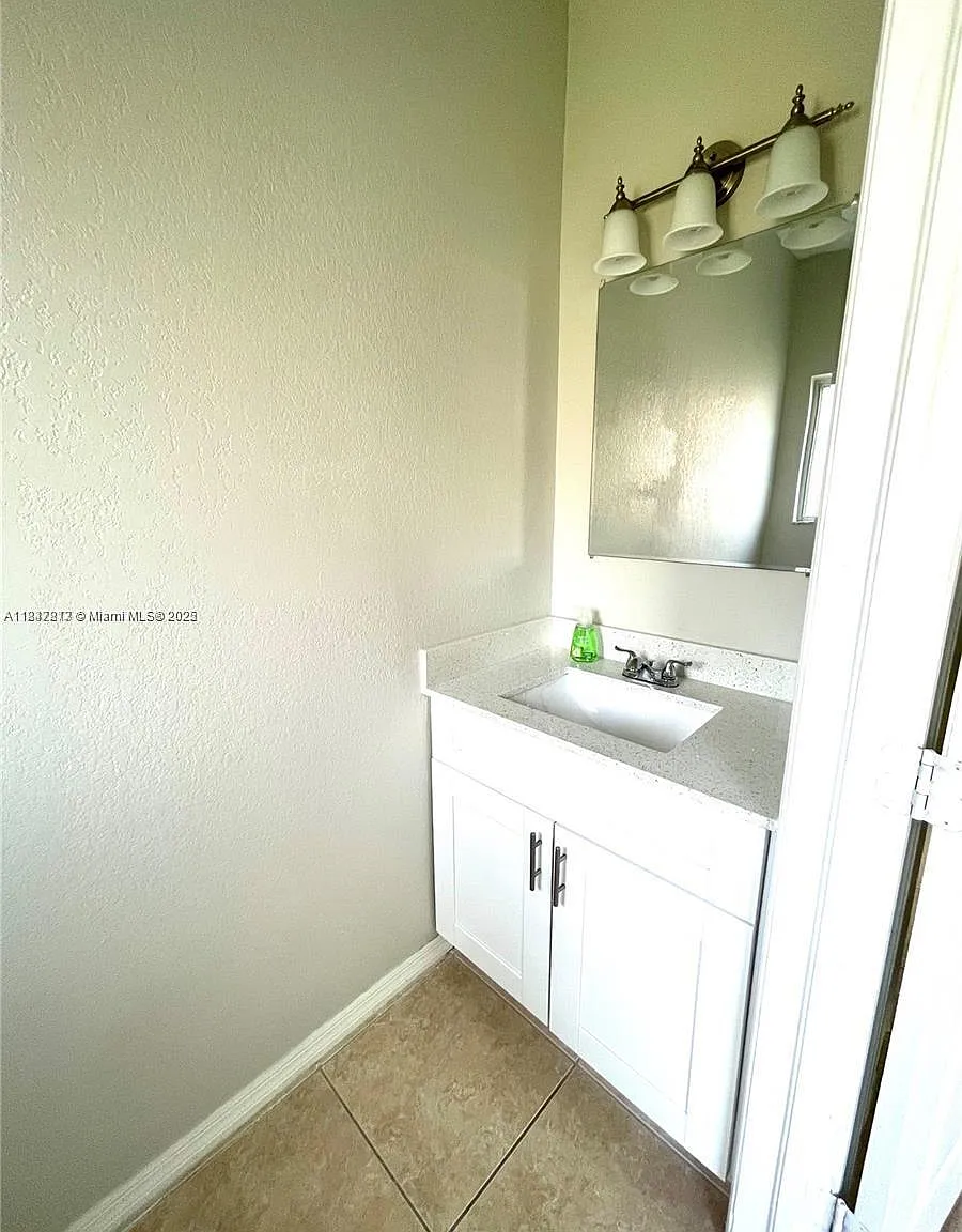 3 bed, 2.5 bath, 1417 sqft, $3,200 — Photo 3