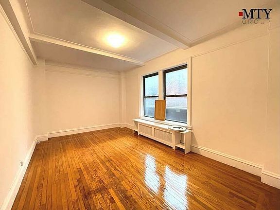 5th image of 155 E 52nd St APT 7H