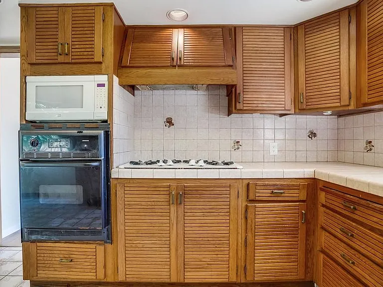 1307 Mackay Ln — Photo 23