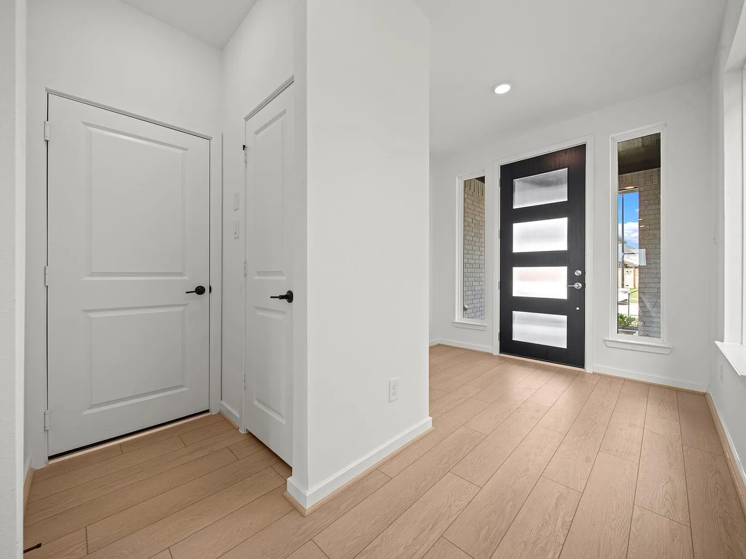 5 bed, 4.0 bath, 2453 sqft, $2,950 — Photo 3