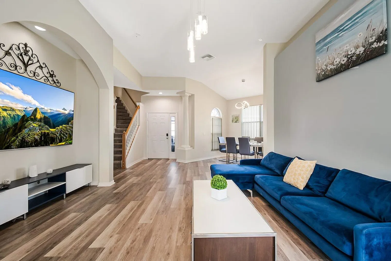 6 bed, 4.0 bath, $9,667 — Photo 1