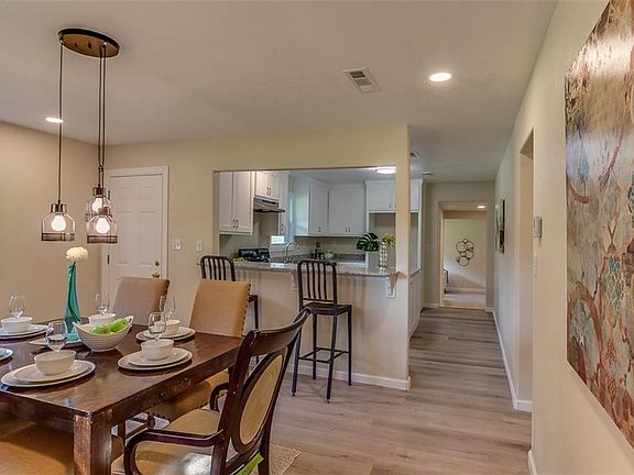 5th image of 823 E Bowen Blvd