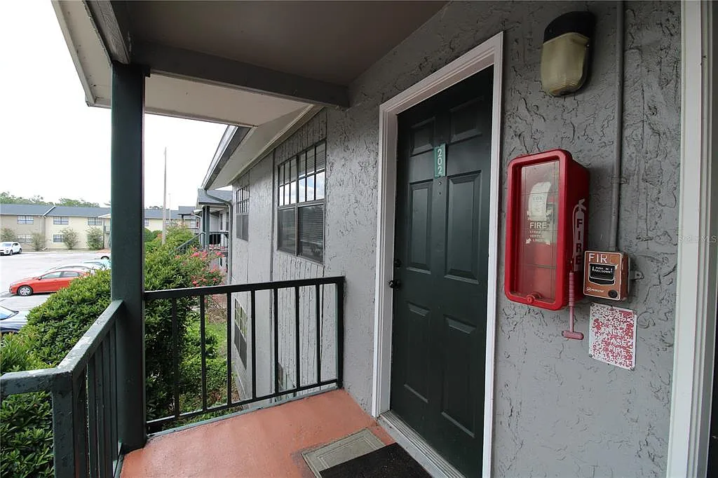 2 bed, 1.0 bath, 899 sqft, $1,350 — Photo 2