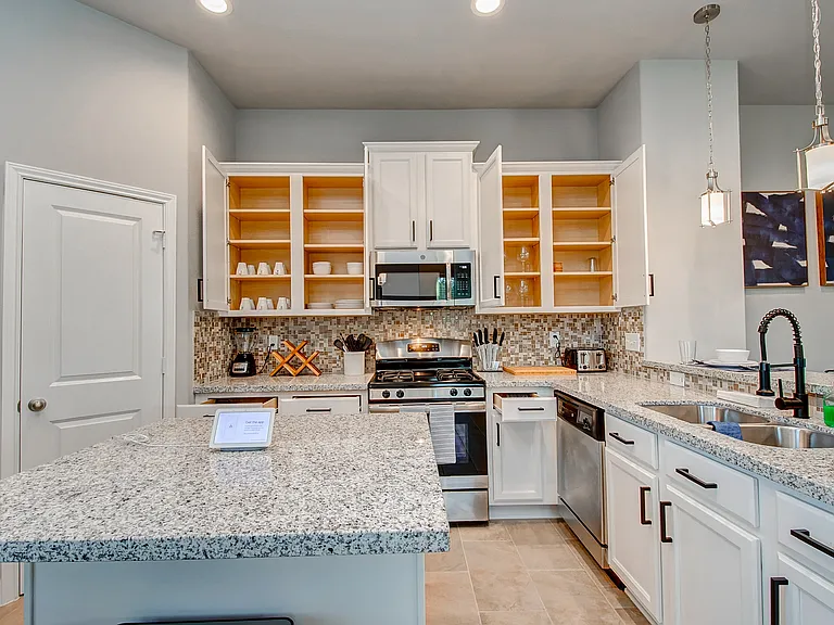 4151 Dupont St — Photo 18