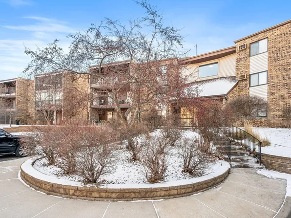 35 Nathan Ln N APT 207, Plymouth, MN 55441