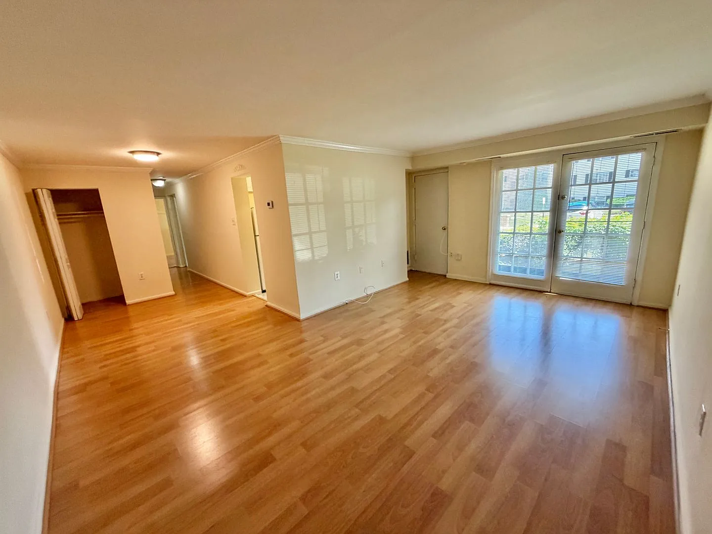 Sail into this 2BR 1BA at the Mayflower Condominiums in Alexandria includes utilities — Photo 2