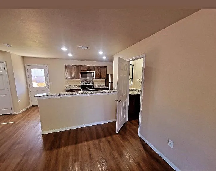 512 Raymond St #B — Photo 7