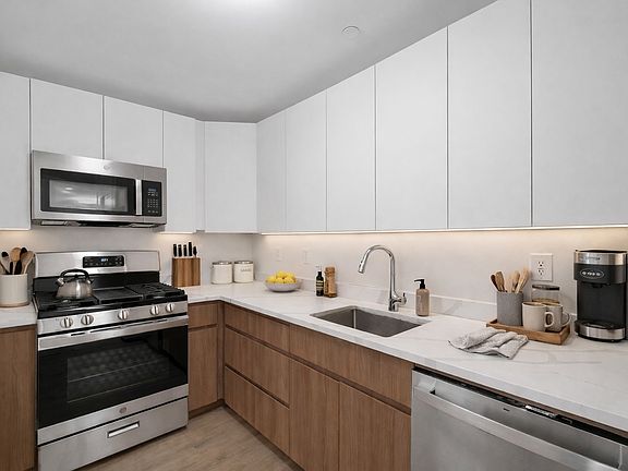 4th image of 2516 37th Ave #5A