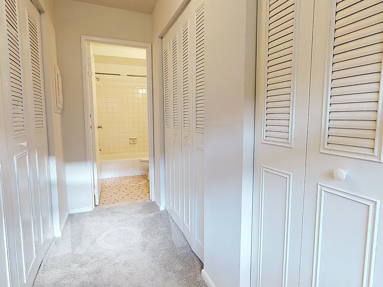 Colonial Point Apartments — Photo 20