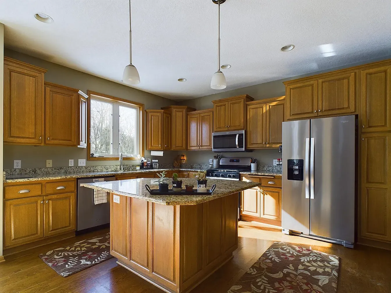 5 bed, 4167 sqft, $6,000 — Photo 2