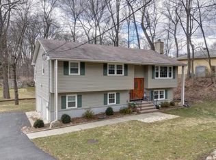 13 Hemlock Rd, Andover, NJ 07821