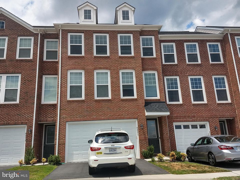 2nd image of 42233 Lancaster Woods Sq