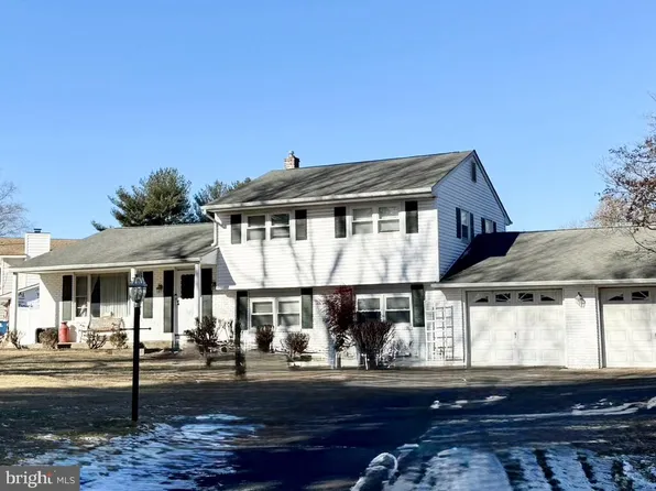 8 George Washington Dr, Titusville, NJ 08560