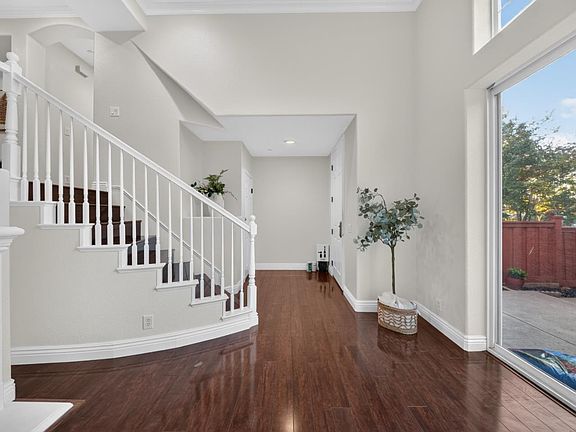 4th image of 318 Vista Roma Way