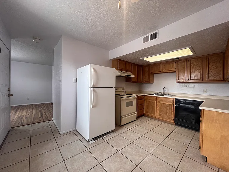 1070 Meadowlark Ct SE #1 — Photo 6