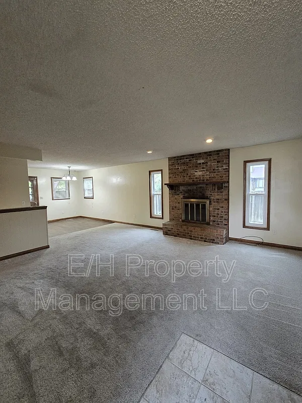 3 bed, 2.0 bath, 1700 sqft, $1,750 — Photo 2
