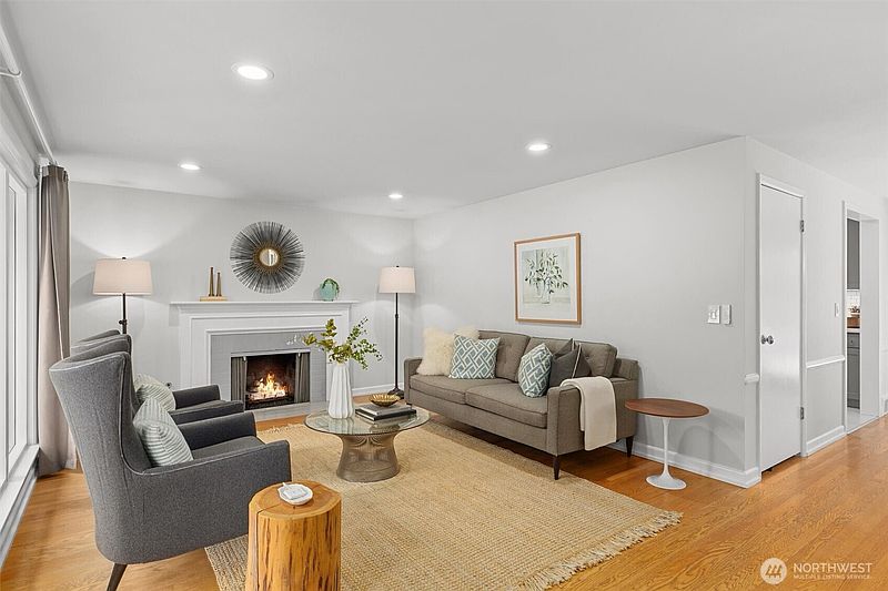 4th image of 3429 40th Avenue W