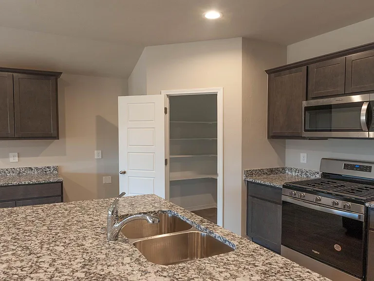 3502 Molly Dr — Photo 2