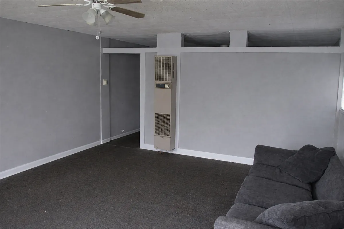Building Photo - 305 W Maple St #3