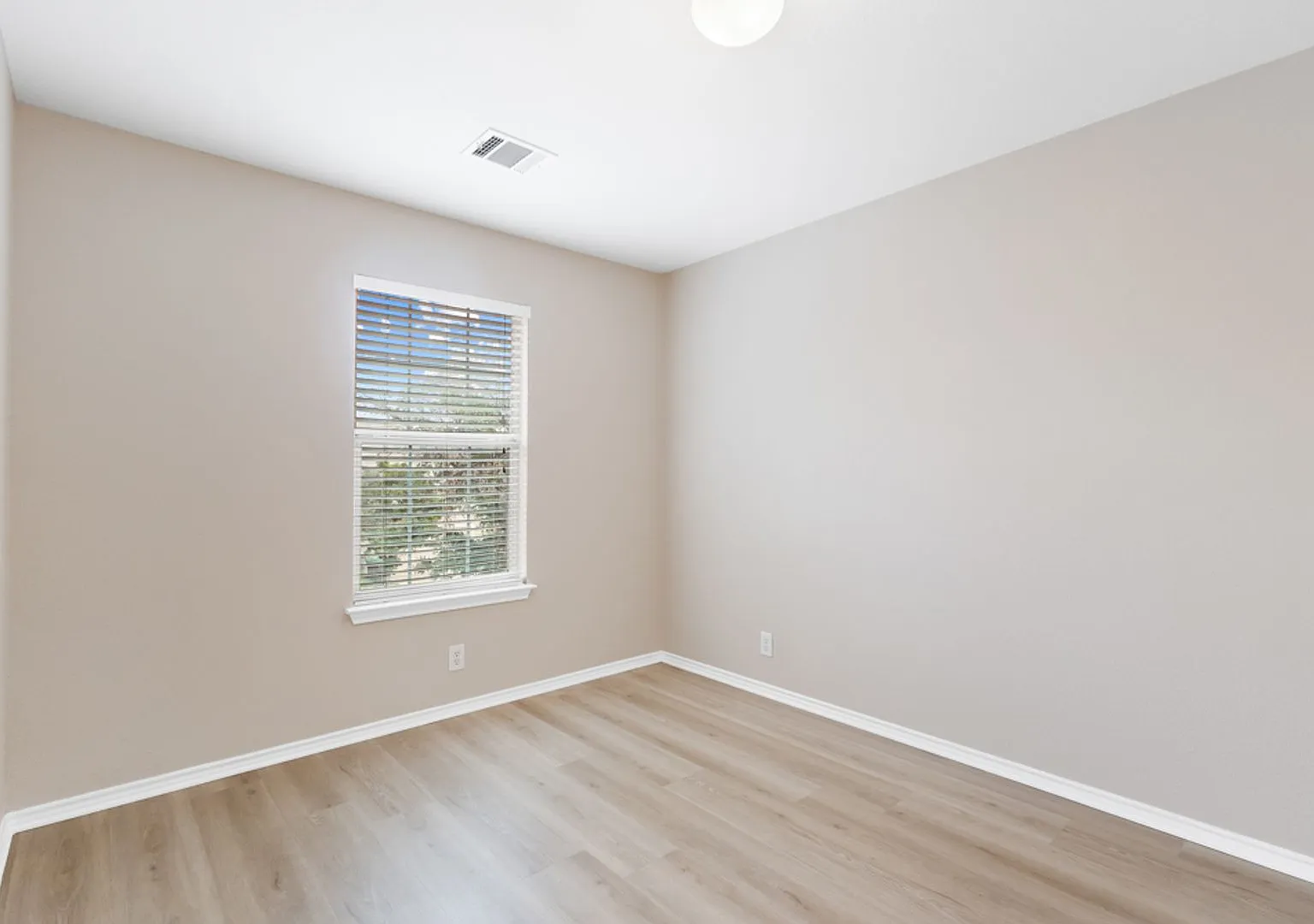 Charles Field-6526 — Photo 3