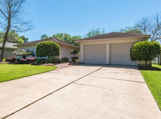 16102 Blackhawk Blvd, Friendswood, TX 77546