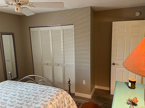 Guest Bedroom w/Queen Bed
Oversize Closet