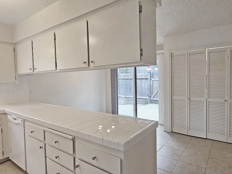 4336 Fair Oaks Blvd — Photo 8