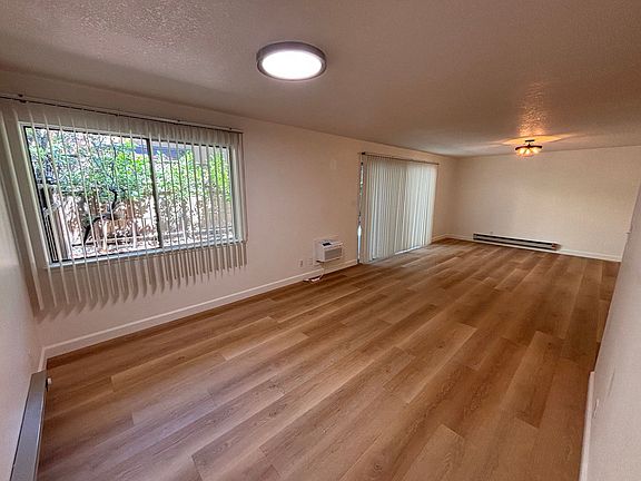 3rd image of 960 Oak Ln APT B