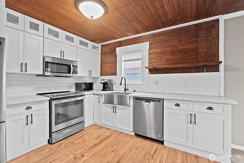 5th image of 1025 S 84th Street