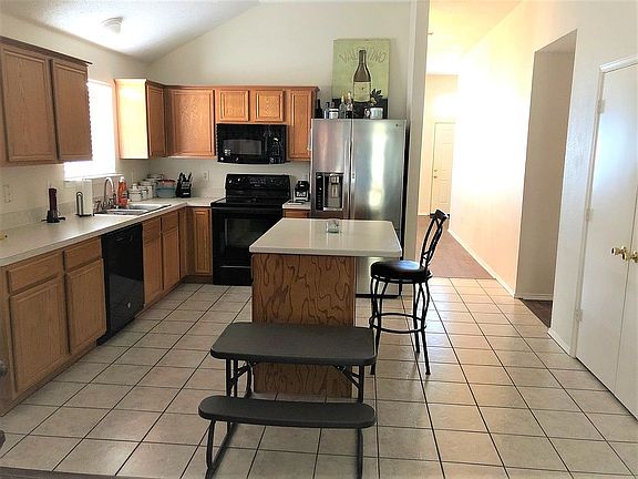 3rd image of 324 Dakota Dr