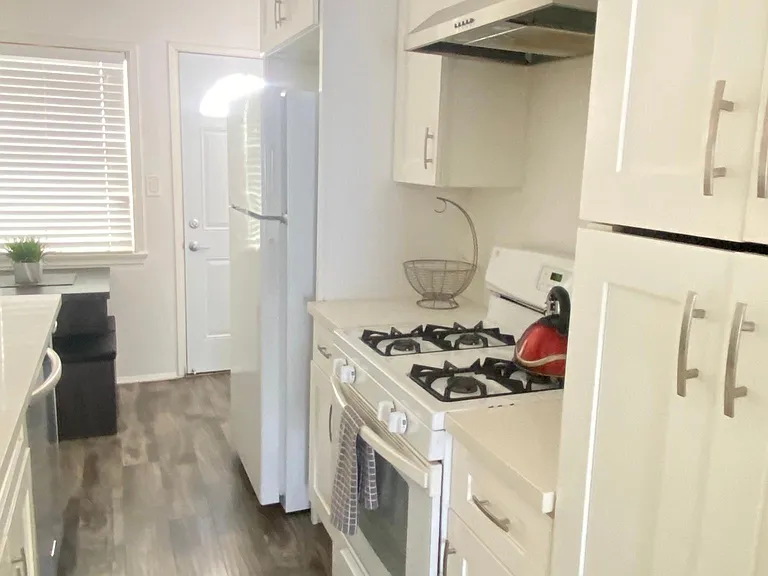 5547 Hazeltine Ave #0 — Photo 7