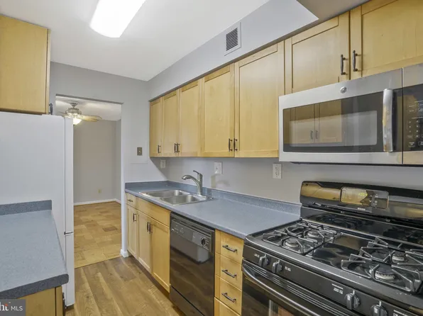 600 Roosevelt Blvd APT 615, Falls Church, VA 22044
