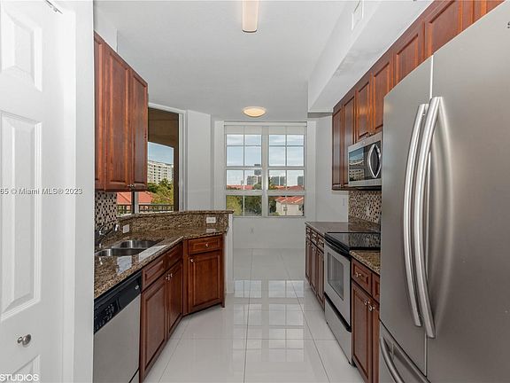 5th image of 3001 NE 185th St APT 421
