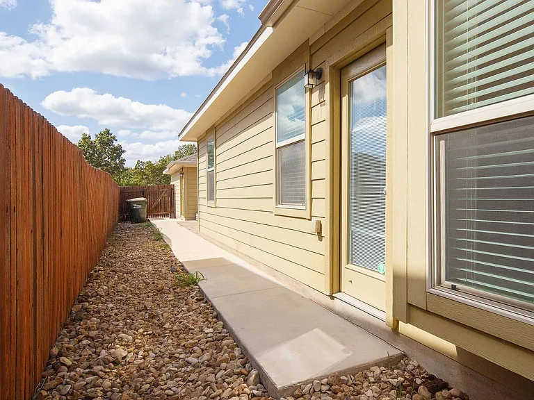 102 Preston Trl — Photo 24