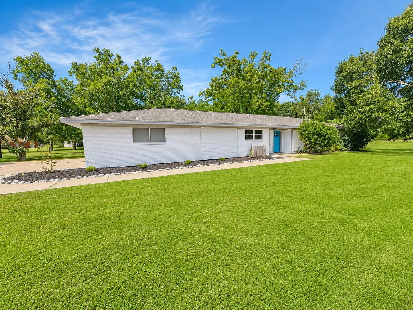 3 bed, 2.0 bath, 2318 sqft, $2,200 — Photo 1