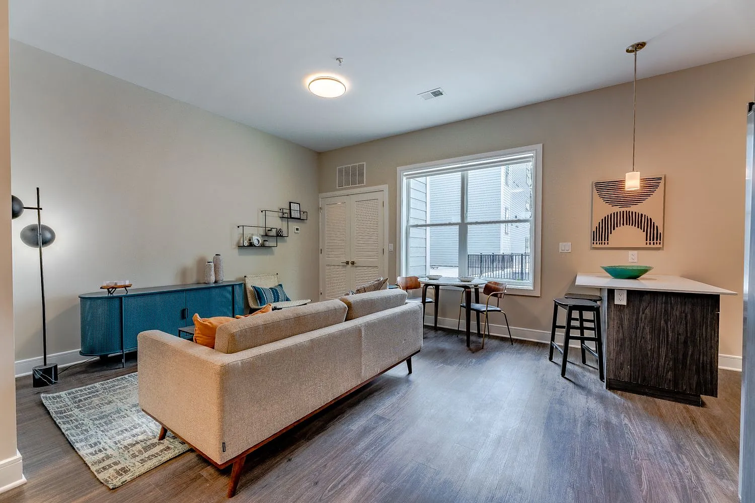 1 bed, 755 sqft, $2,000 — Photo 3