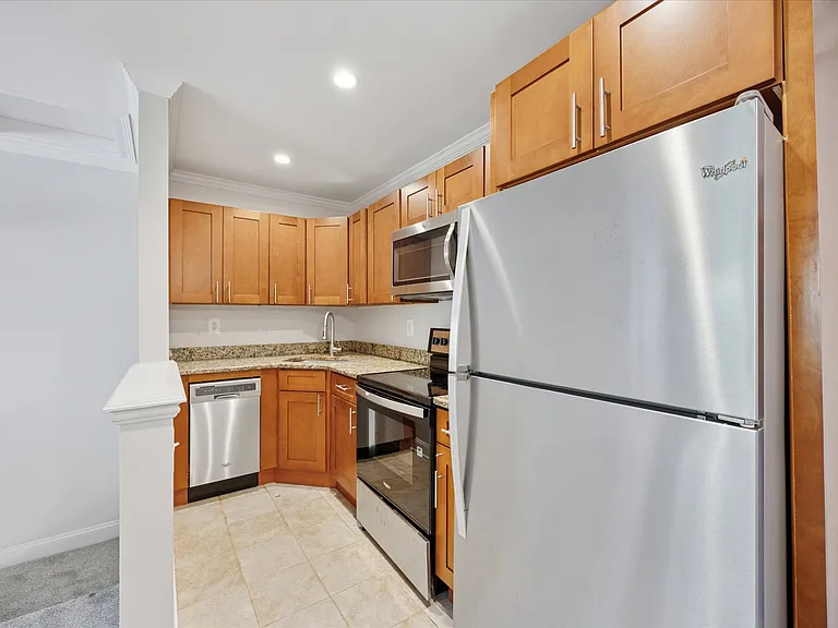 Nassau Arms Apartments — Photo 12