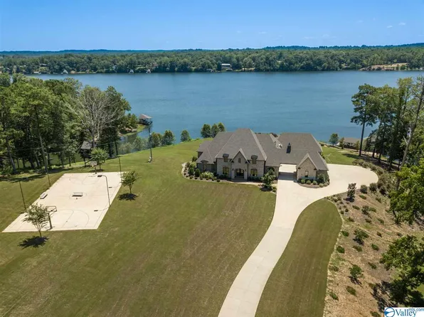 15139 Waters Edge Dr, Northport, AL 35475