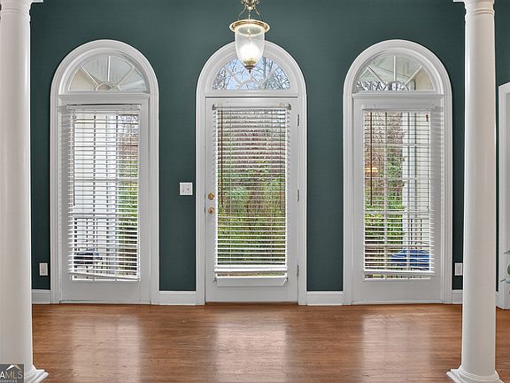 4th image of 623 Walton Way