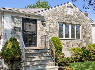 2842 210th St, Bayside, NY 11360