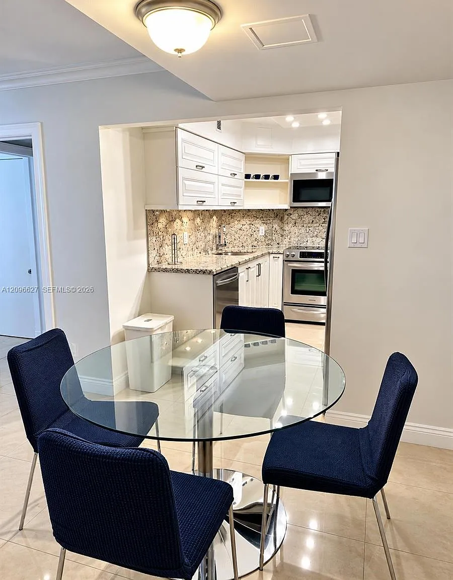 The Alexander Condo — Photo 3