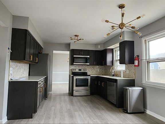 5th image of 636 Elwood St