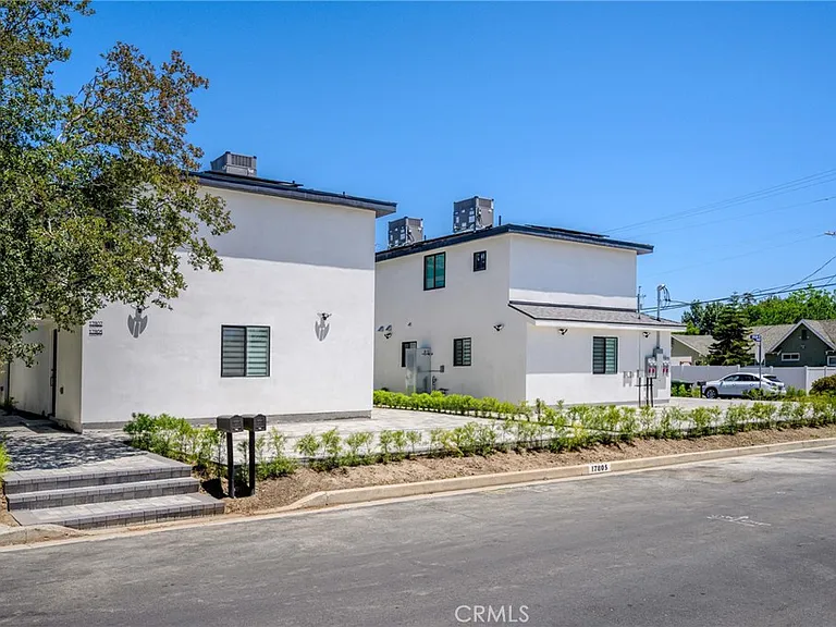 17805 Ludlow St — Photo 2