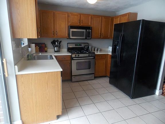 4th image of 9 Sterling Ln Unit 9