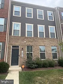3 bed, 5.0 bath, 2700 sqft, $3,500 — Photo 1