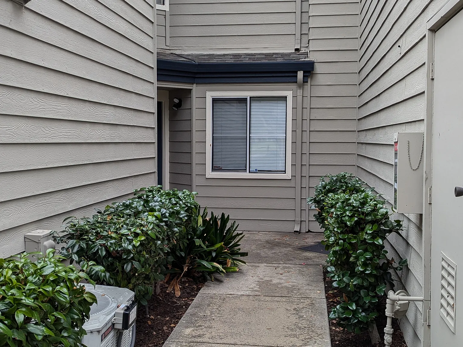 3 bed, 2.5 bath, 1672 sqft, $4,350 — Photo 2