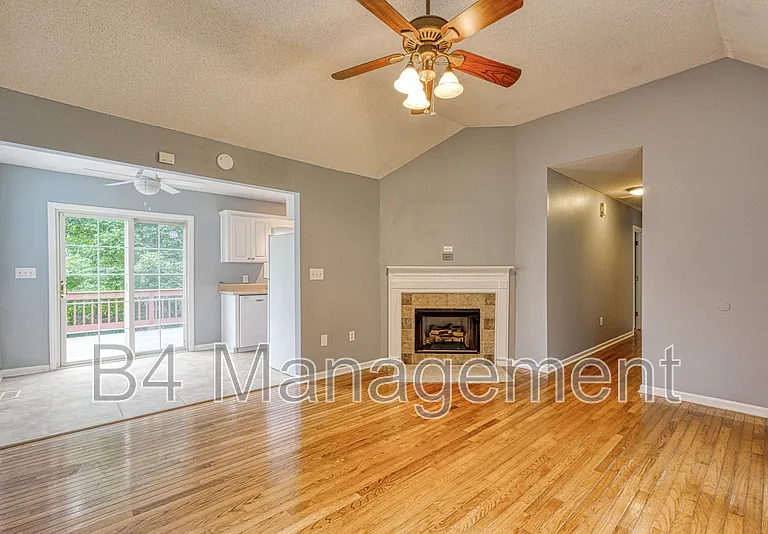 208 Cotton Creek Dr — Photo 5