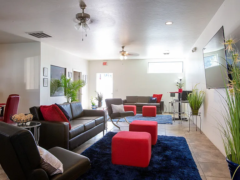 University Manor — Photo 15