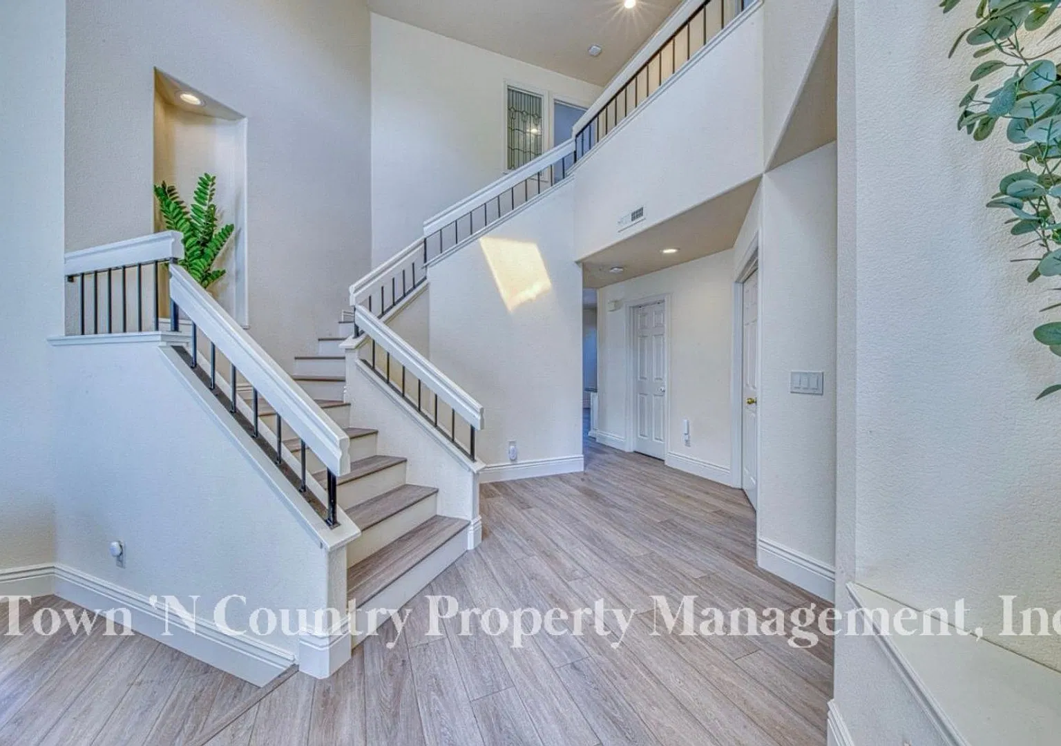 Spacious & Beautifully Upgraded Home in Las Palmas I Salinas! — Photo 3