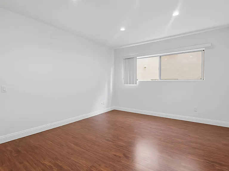 124 N Clark Dr #107 — Photo 15